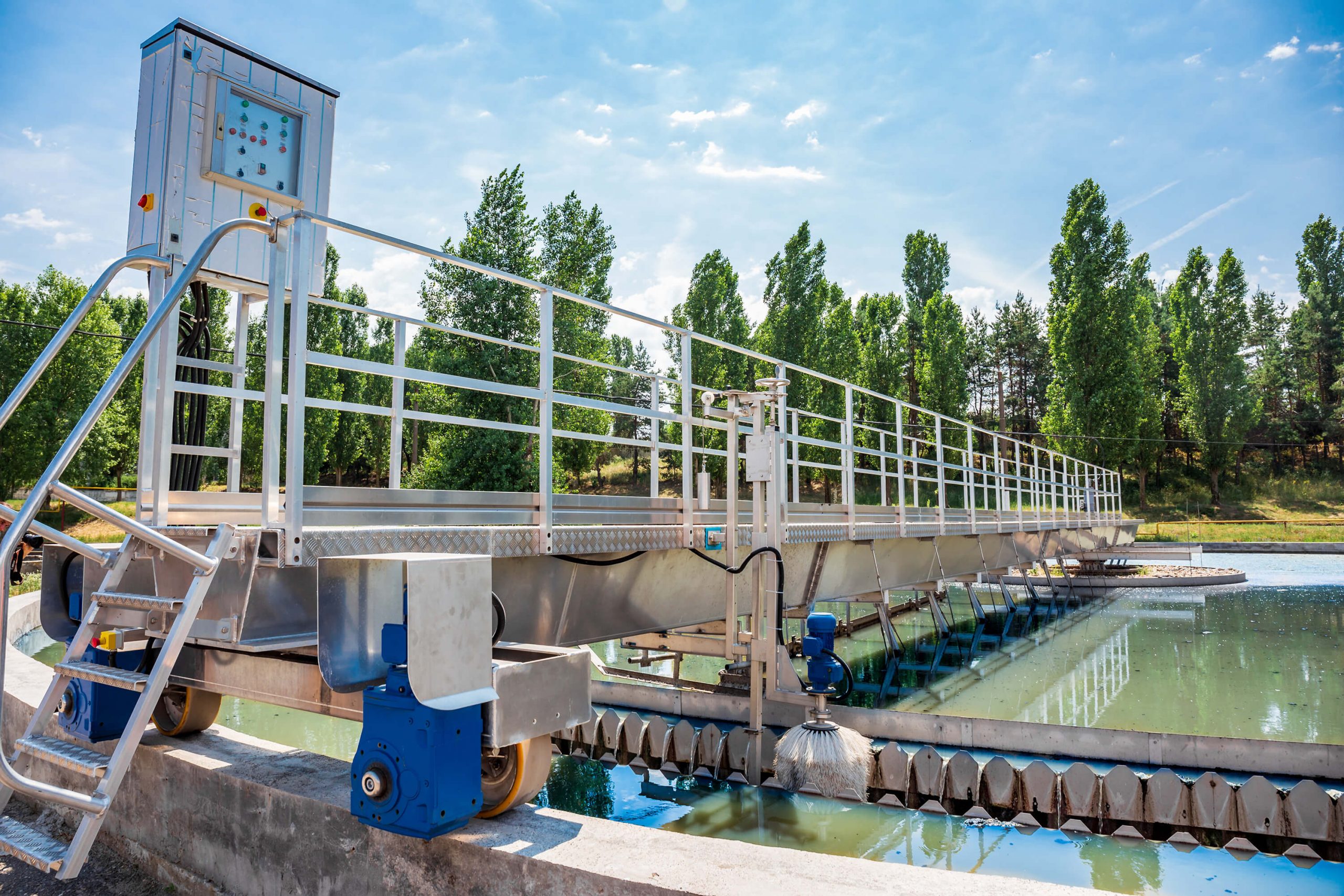 现代废水和污水处理厂的细节，带有曝气池和在蓄水池上方的步行平台。gydF4y2Ba