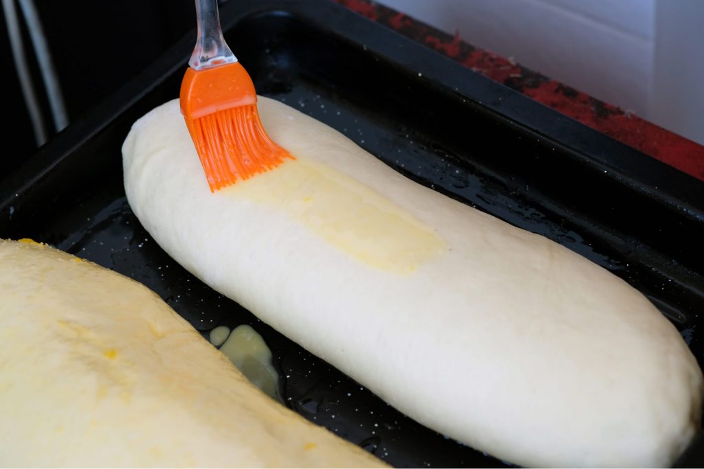 细节的橙色烹饪刷上生面团。