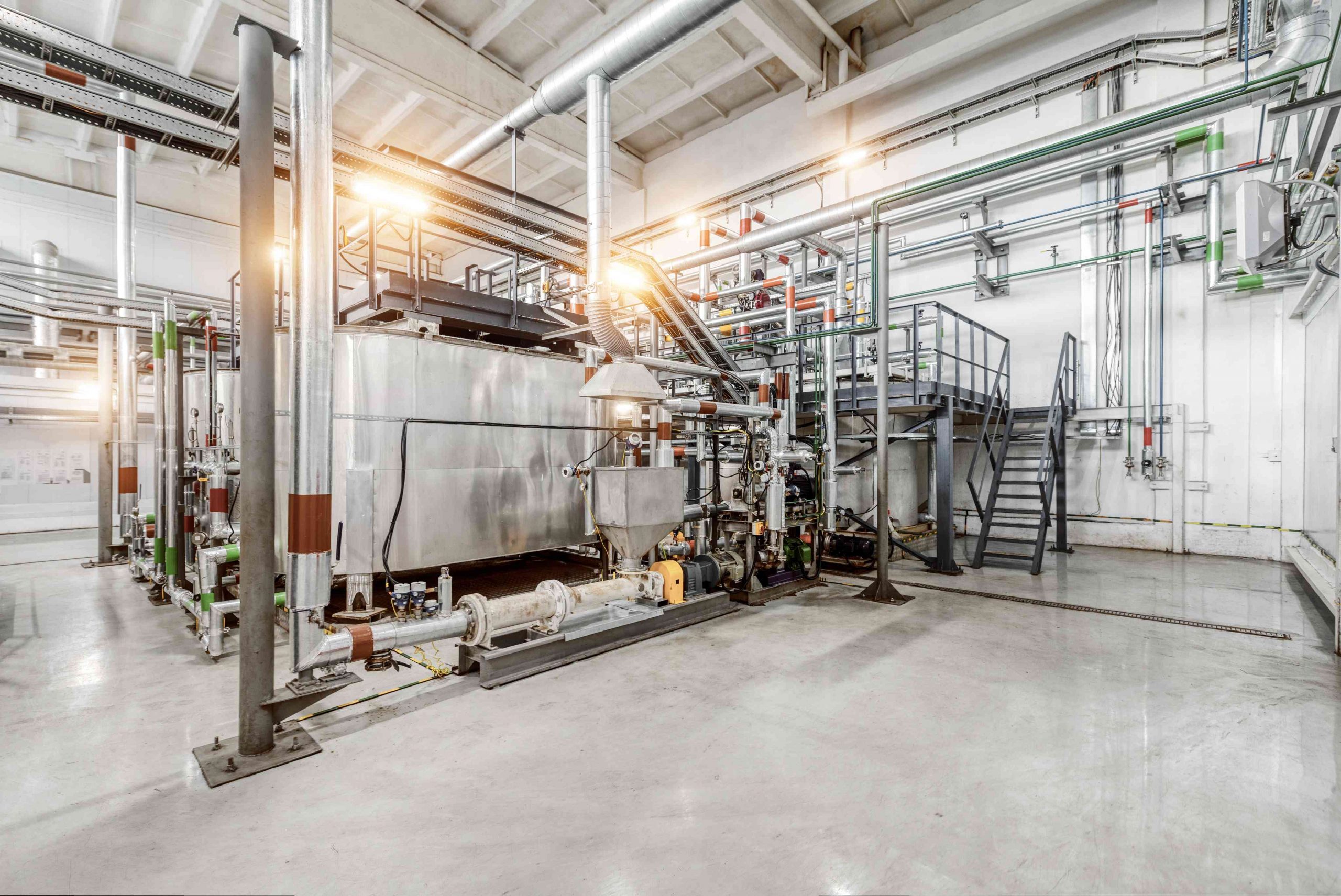 清洁化学处理厂的许多不同的管道，管道和罐gydF4y2Ba