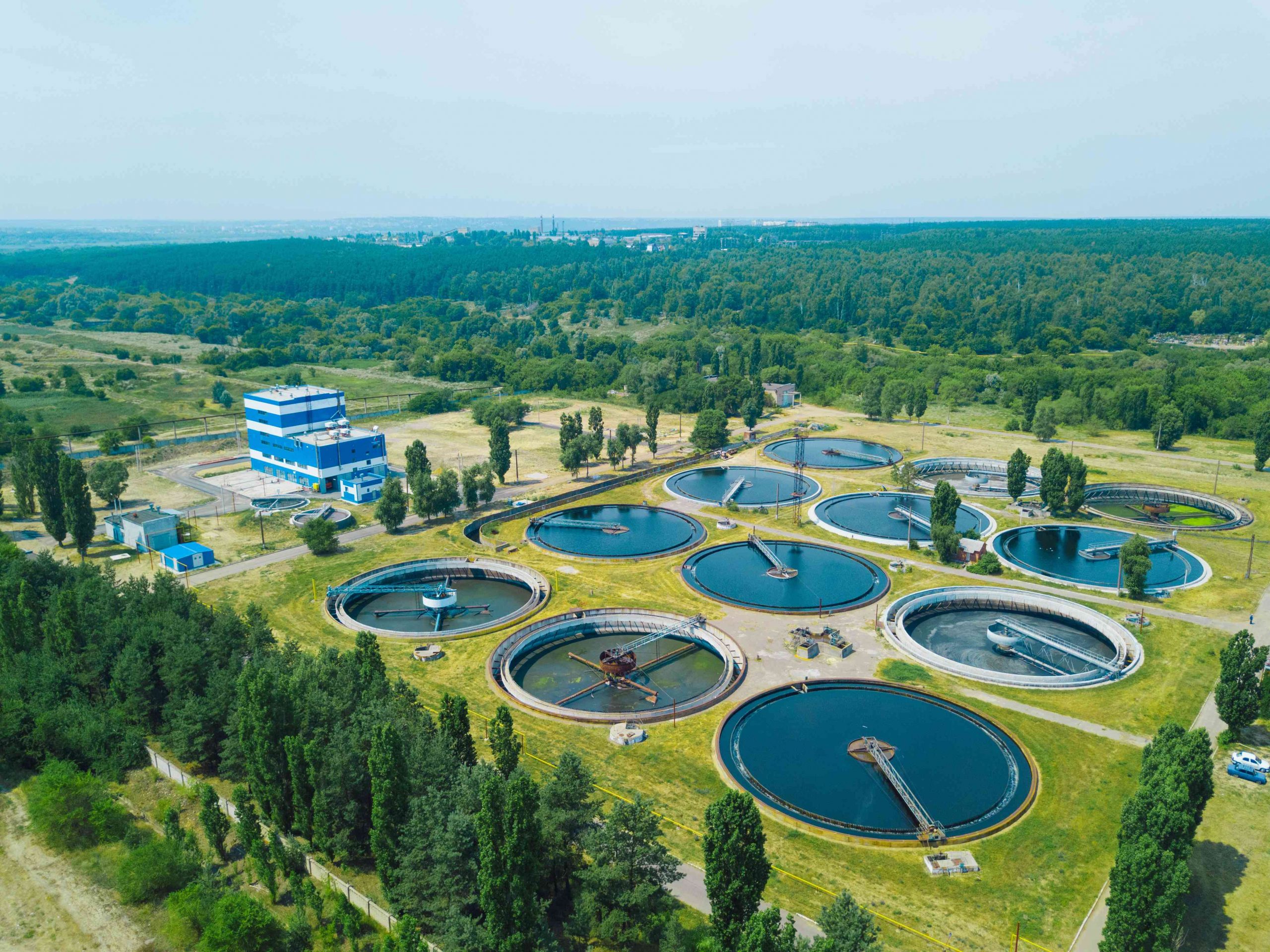 一个现代化的污水处理厂的细节，有曝气池和一个在蓄水池上的步行平台。gydF4y2Ba
