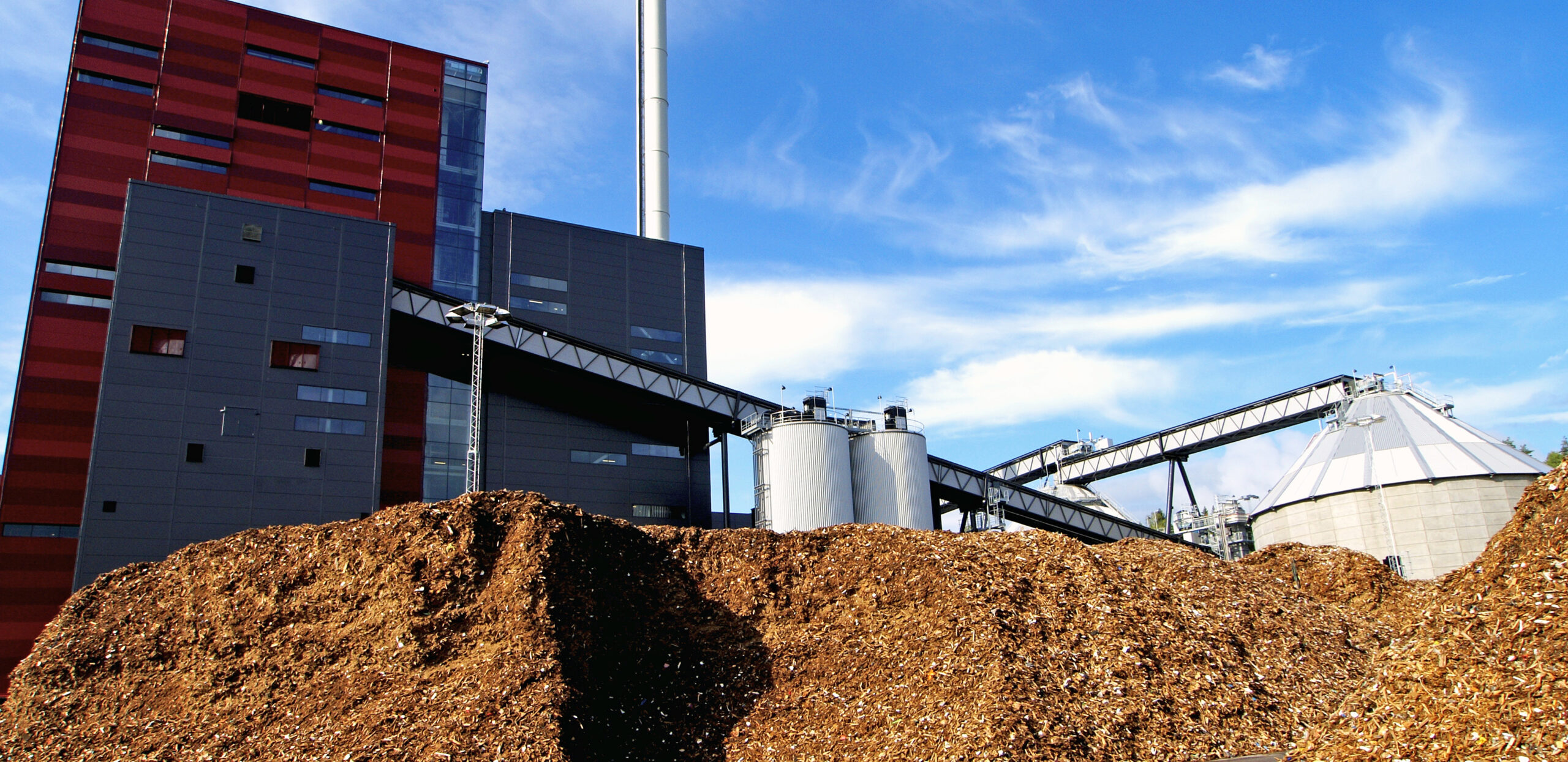 Waste-to-energy plant with storage of wooden fuel.